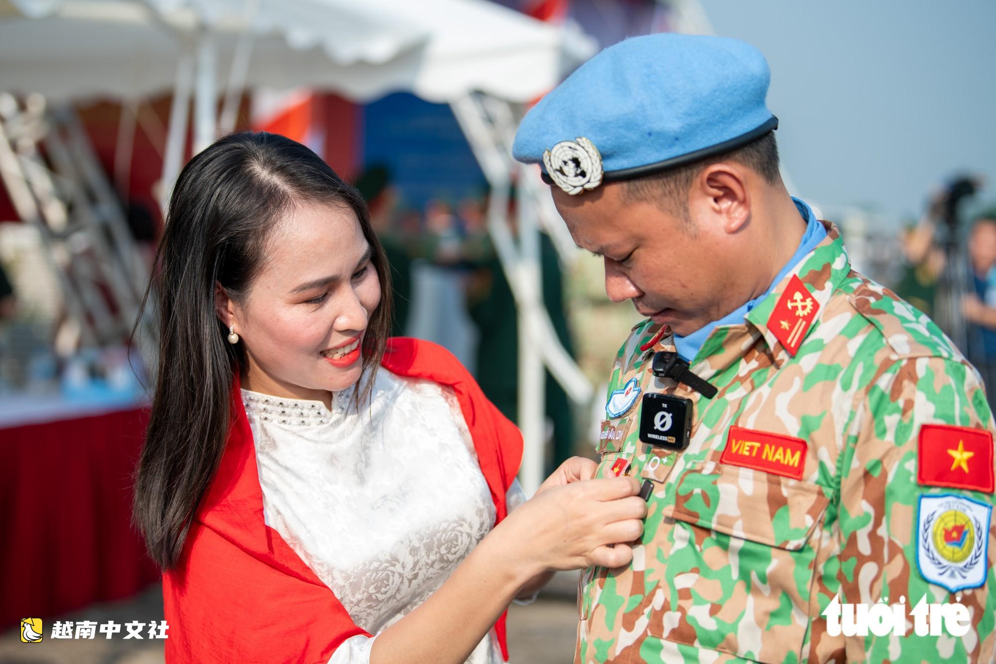 越南8個月大女兒送別父親,年輕戰士推遲婚禮執行聯合國維和任務