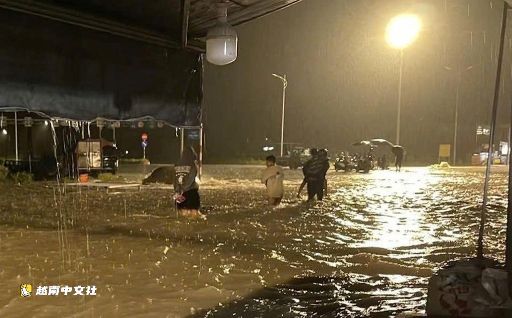 越南同奈省多個居民區暴雨後嚴重內澇