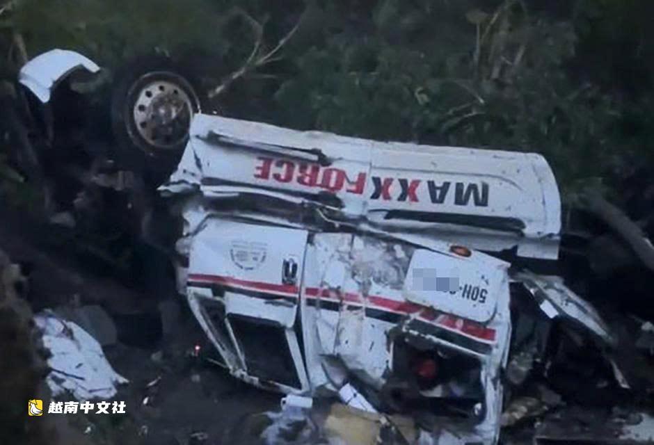 越南一輛載榴蓮牽引車墜入松法山口懸崖