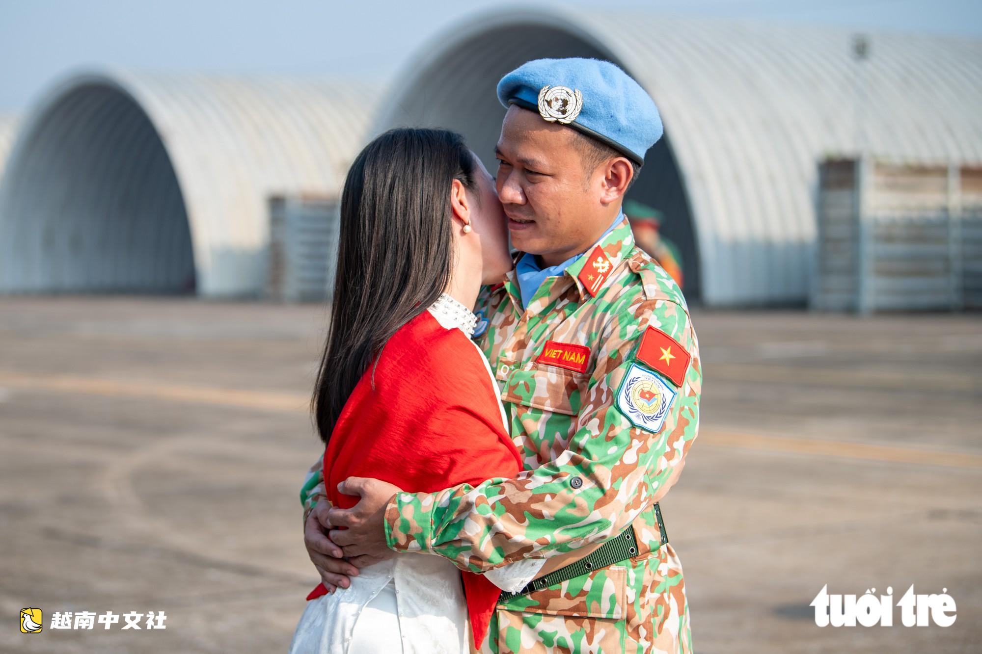 越南8個月大女兒送別父親,年輕戰士推遲婚禮執行聯合國維和任務