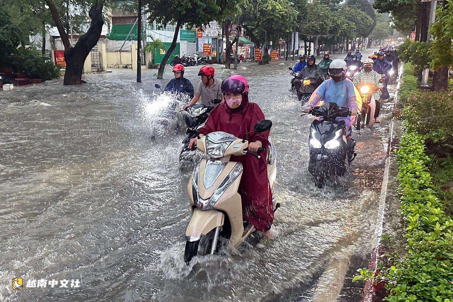 越南同奈省從下午到晚間持續降雨,多條道路被水淹沒