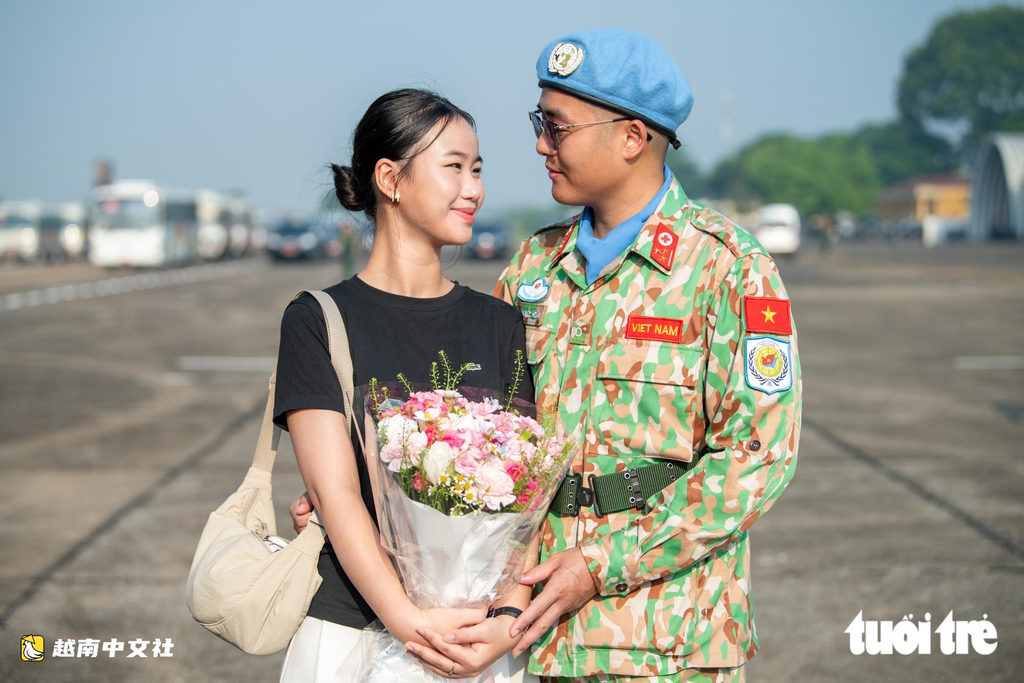 越南8個月大女兒送別父親,年輕戰士推遲婚禮執行聯合國維和任務