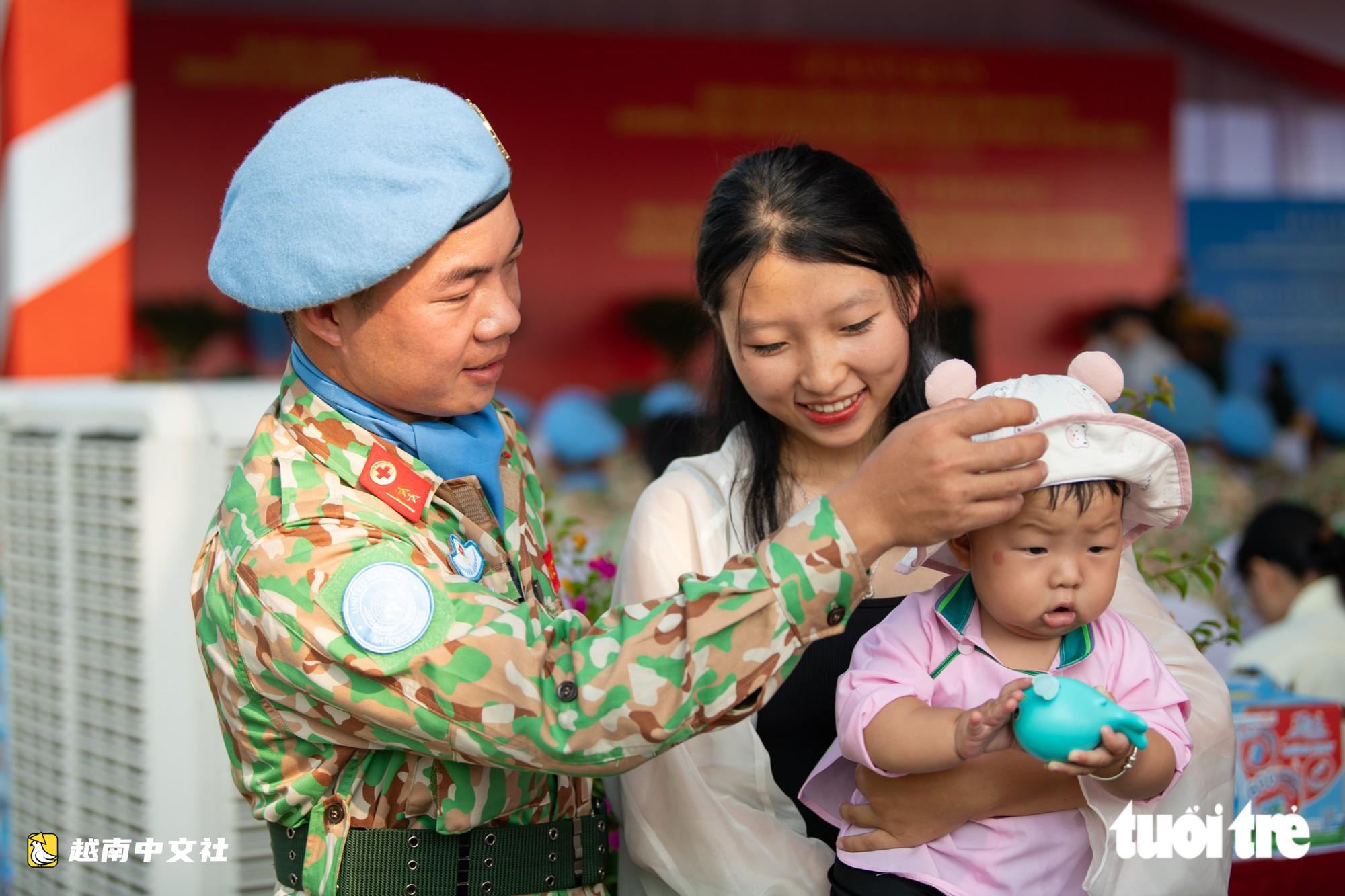 越南8個月大女兒送別父親,年輕戰士推遲婚禮執行聯合國維和任務