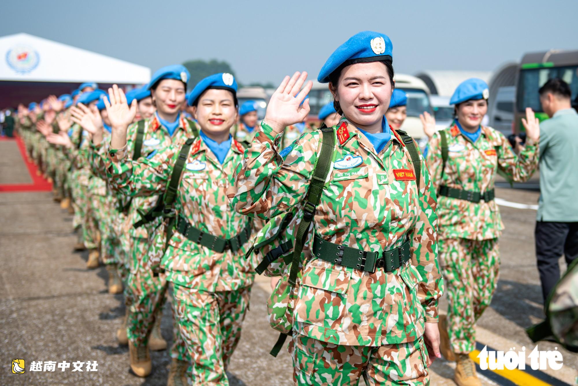 越南8個月大女兒送別父親,年輕戰士推遲婚禮執行聯合國維和任務