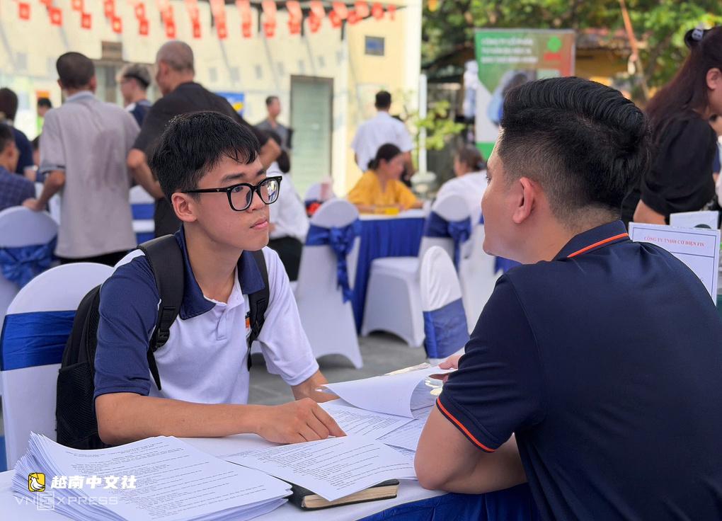 越南建築工人活多,日薪達百萬越盾