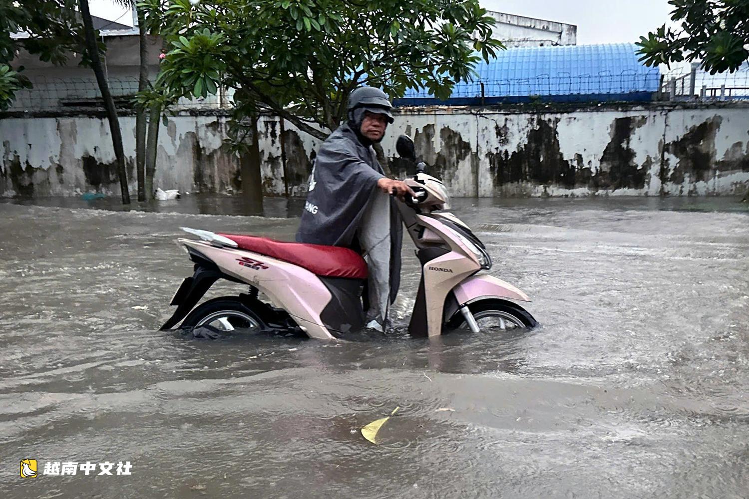 越南同奈省從下午到晚間持續降雨,多條道路被水淹沒