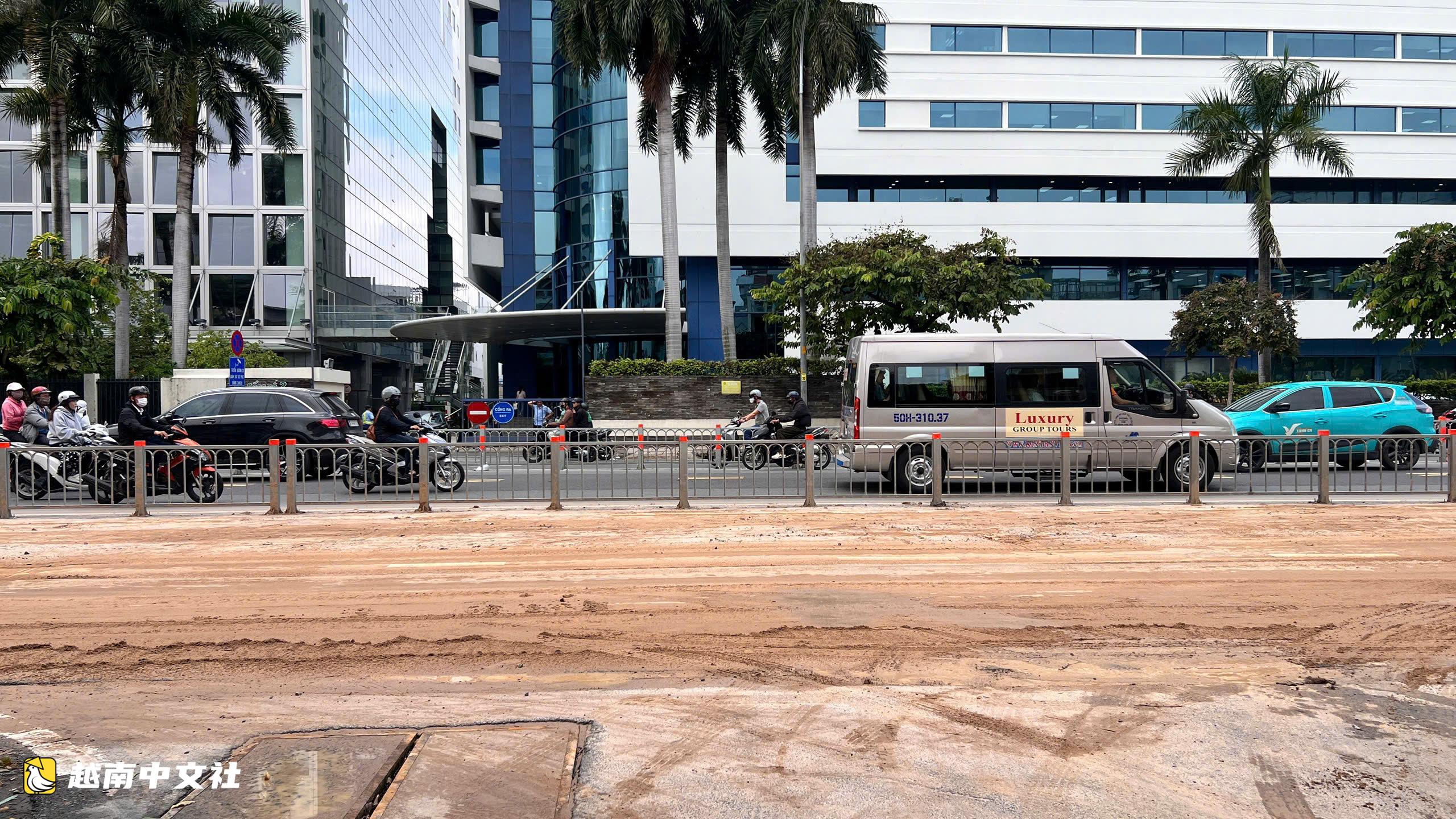 越南胡志明市:泥頭車在共和路掉落泥漿,多人騎摩托車滑倒
