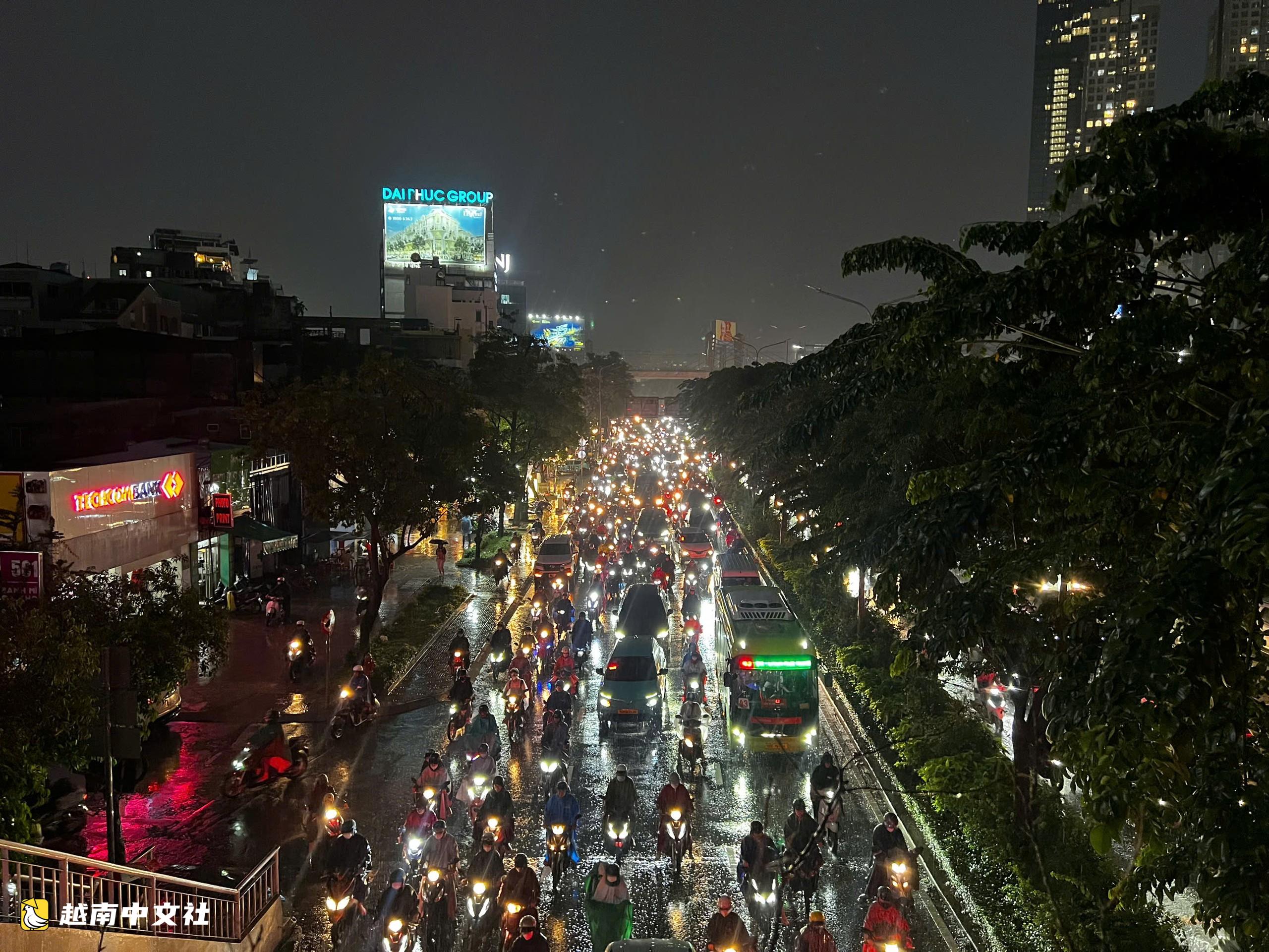 胡志明市高峰時段暴雨:多條道路嚴重積水,行青高架橋交通擁堵