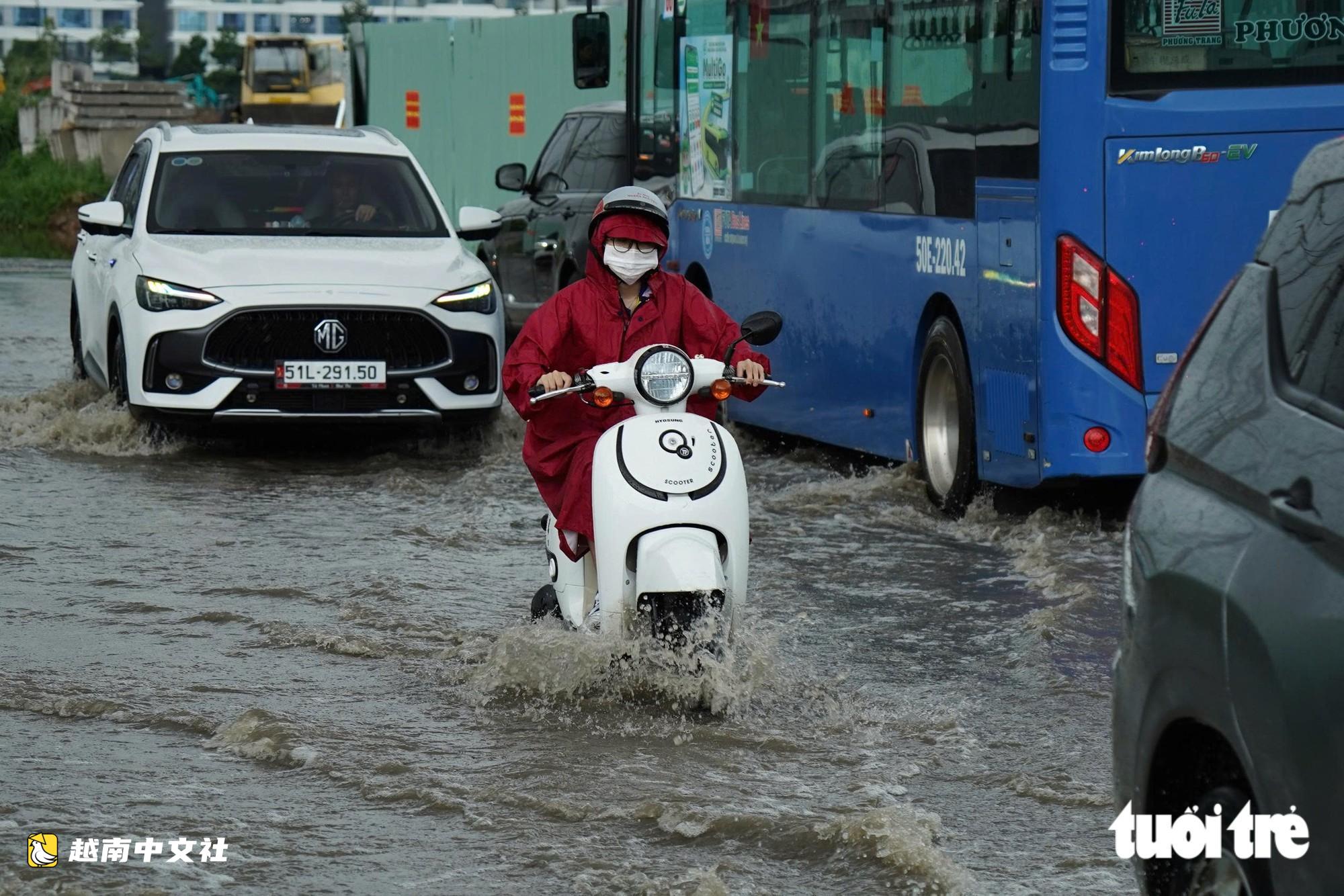 積水未退又降雨,越南胡志明市梁定古路再度被淹