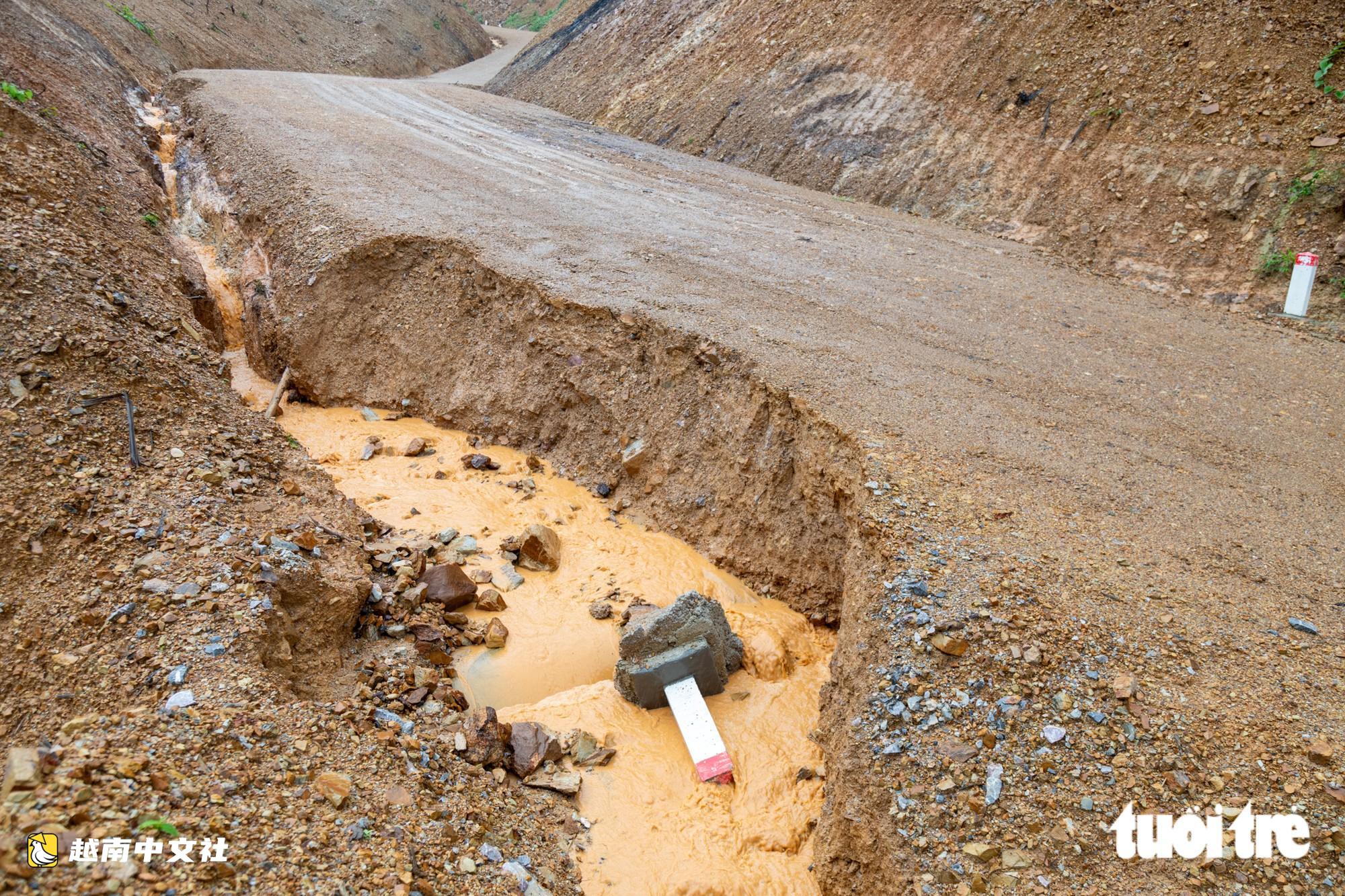 越南耗資1000億越盾的救援道路剛投入使用便在雨後損毀嚴重