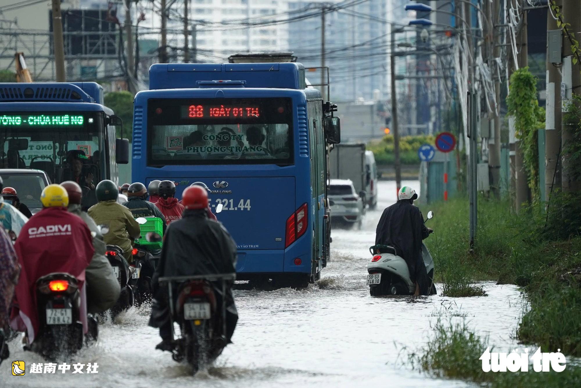 積水未退又降雨,越南胡志明市梁定古路再度被淹