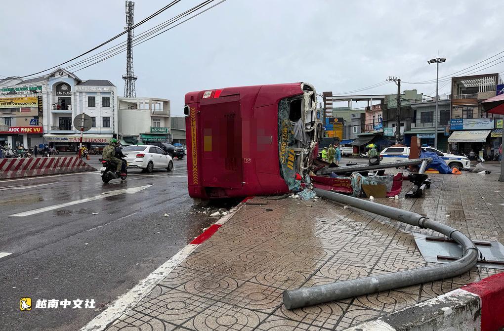 越南臥鋪客車載13名乘客側翻,2人死亡