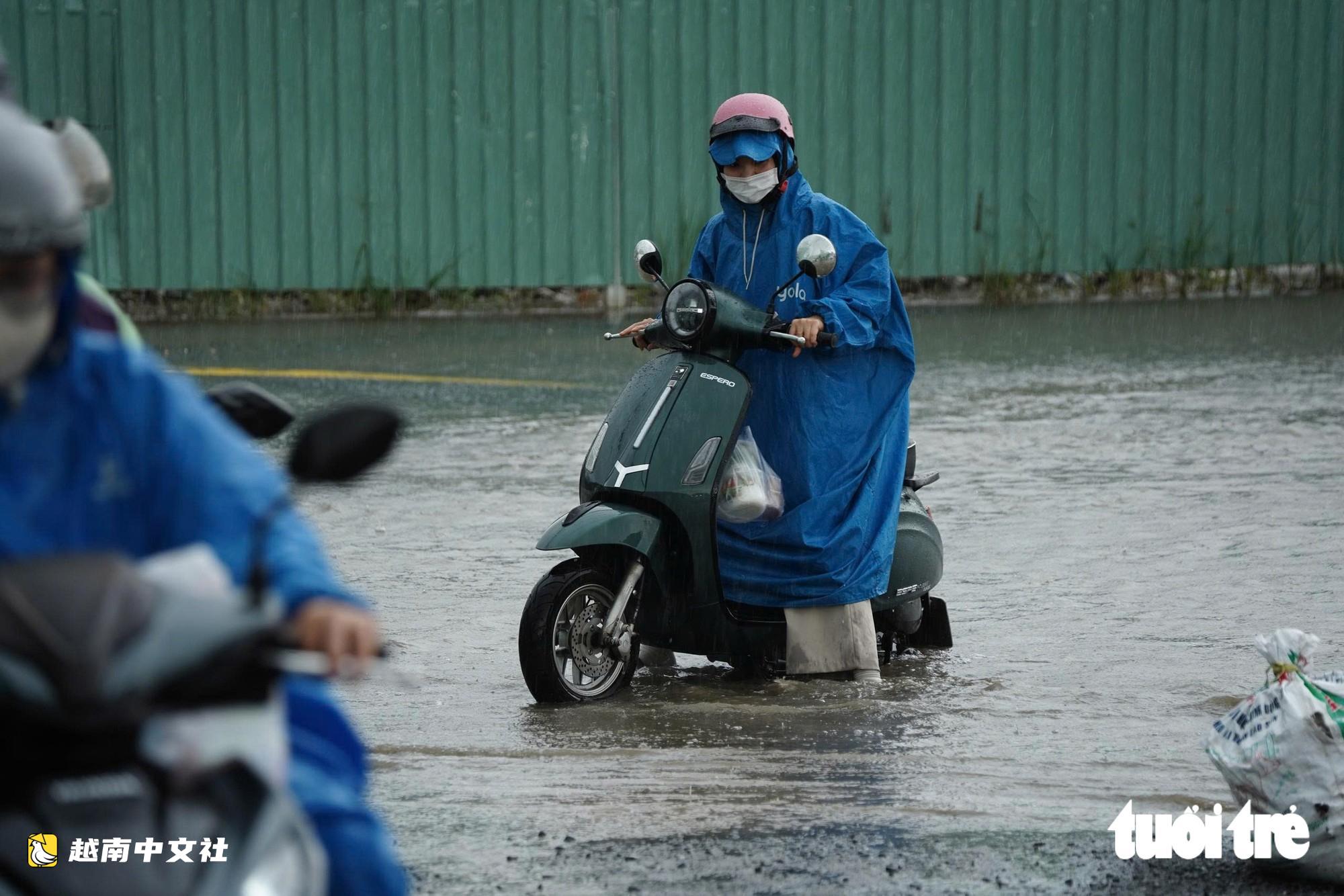 積水未退又降雨,越南胡志明市梁定古路再度被淹
