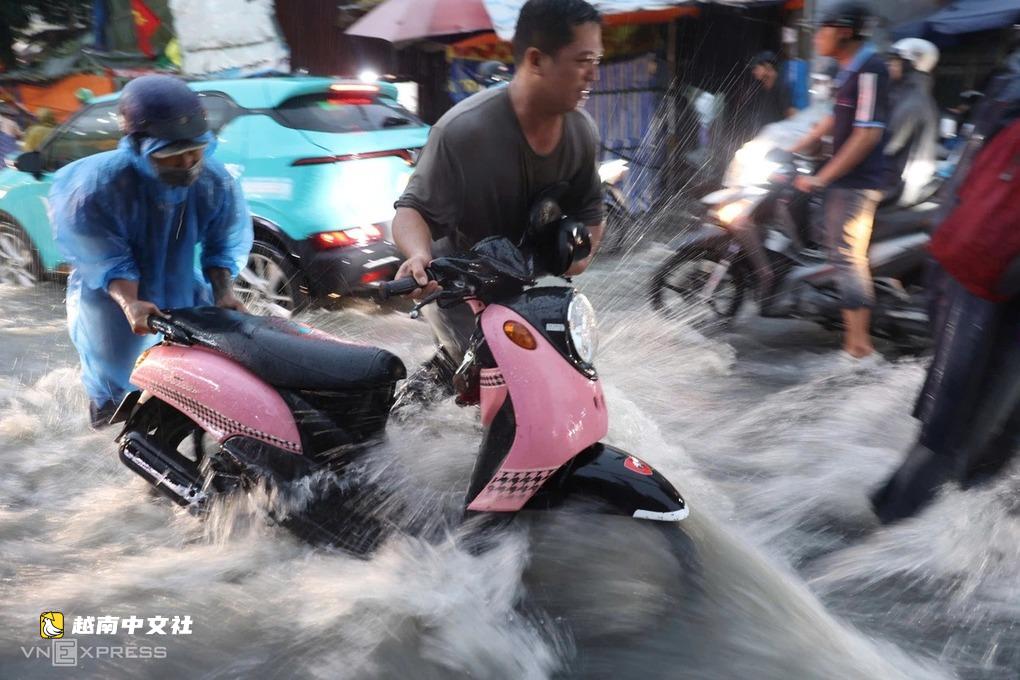 胡志明市在潮汛期間繼續大雨
