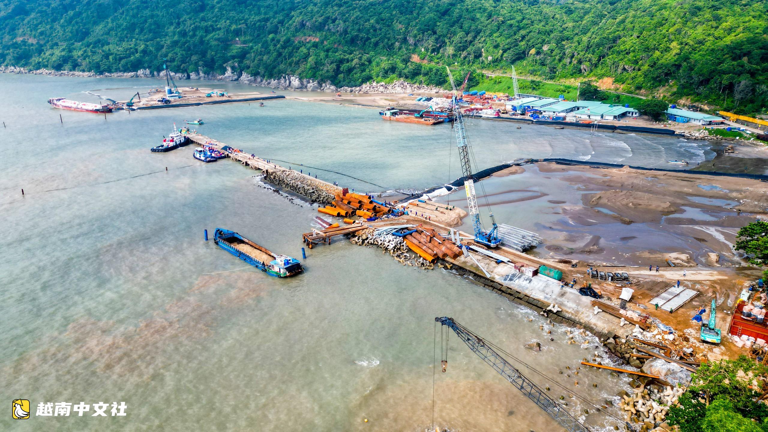 越南最長跨海大橋通往鴻快島的影像正在成形