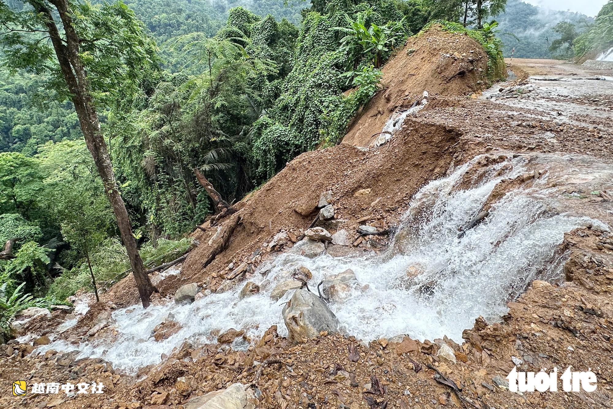 越南耗資1000億越盾的救援道路剛投入使用便在雨後損毀嚴重