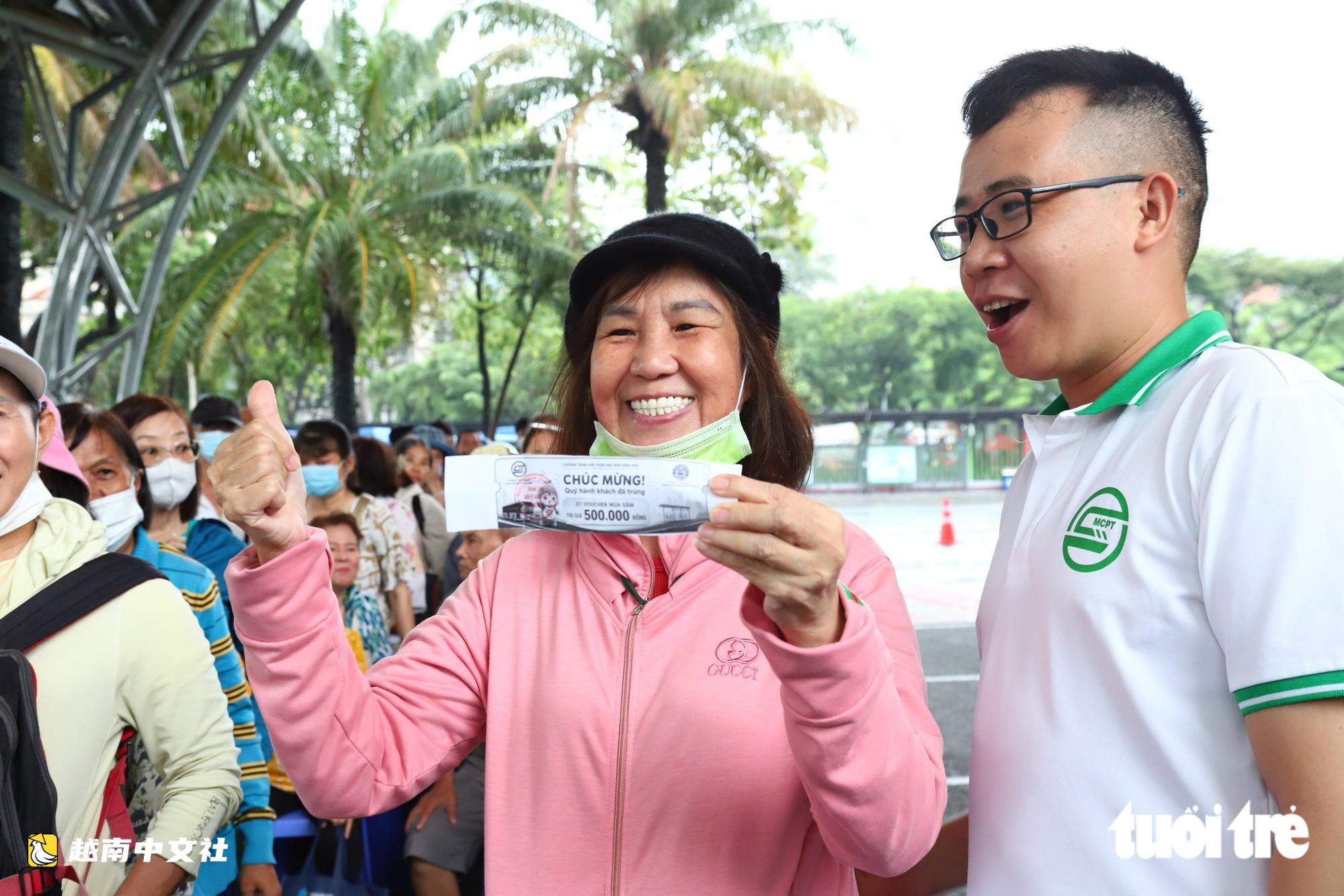 越南胡志明市民乘公交隨意參與,意外中獎