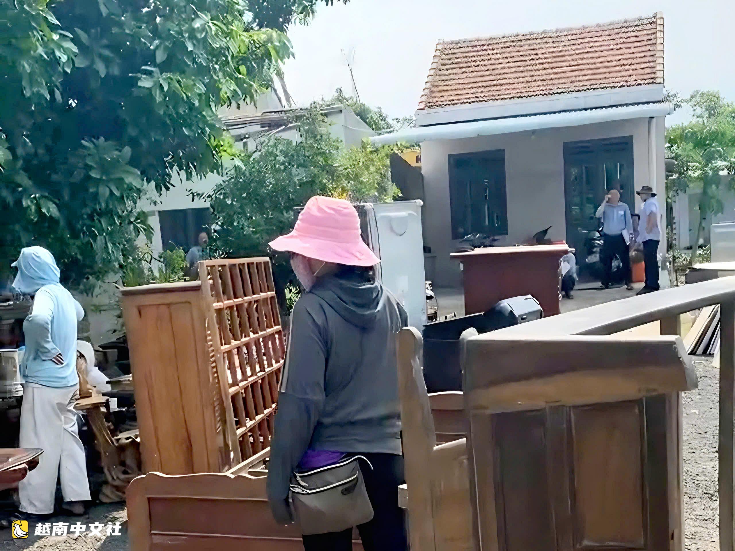 越南某坊副主席對遭強制收回土地民眾稱‘搭棚住’和‘買彩票等中獎’?