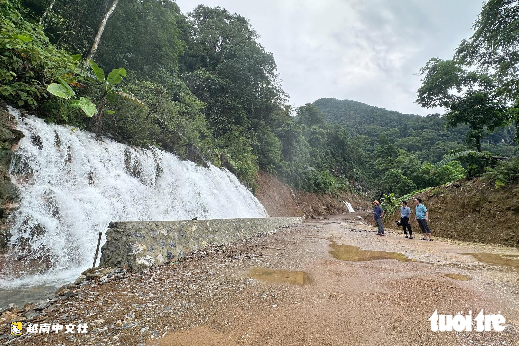越南耗資1000億越盾的救援道路剛投入使用便在雨後損毀嚴重