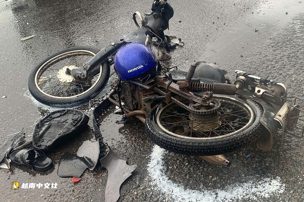 越南臥鋪客車載13名乘客側翻,2人死亡
