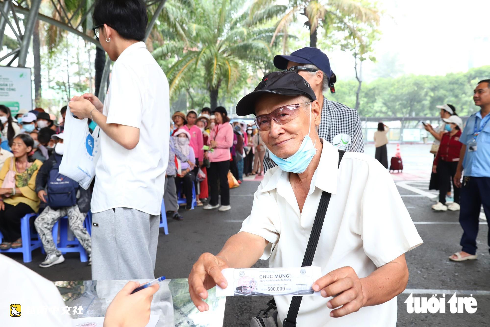 越南胡志明市民乘公交隨意參與,意外中獎