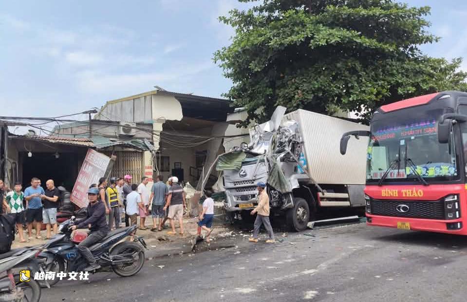 越南清化省:卡車連環相撞後撞塌民房
