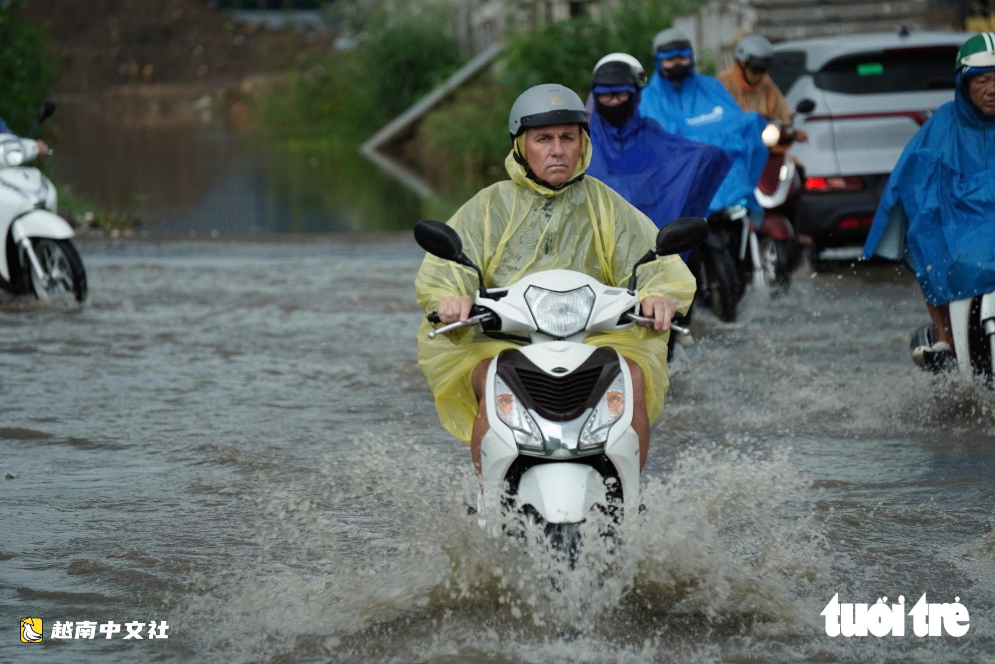 積水未退又降雨,越南胡志明市梁定古路再度被淹