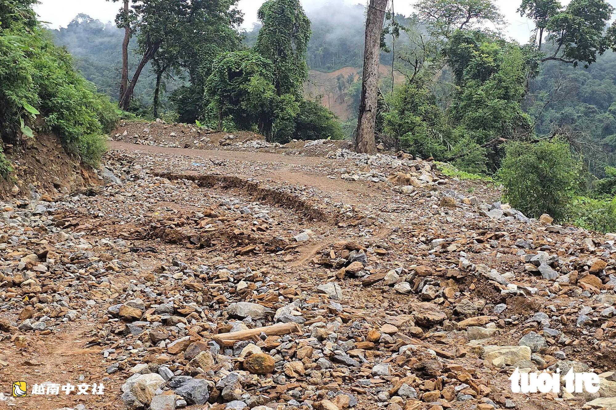 越南耗資1000億越盾的救援道路剛投入使用便在雨後損毀嚴重