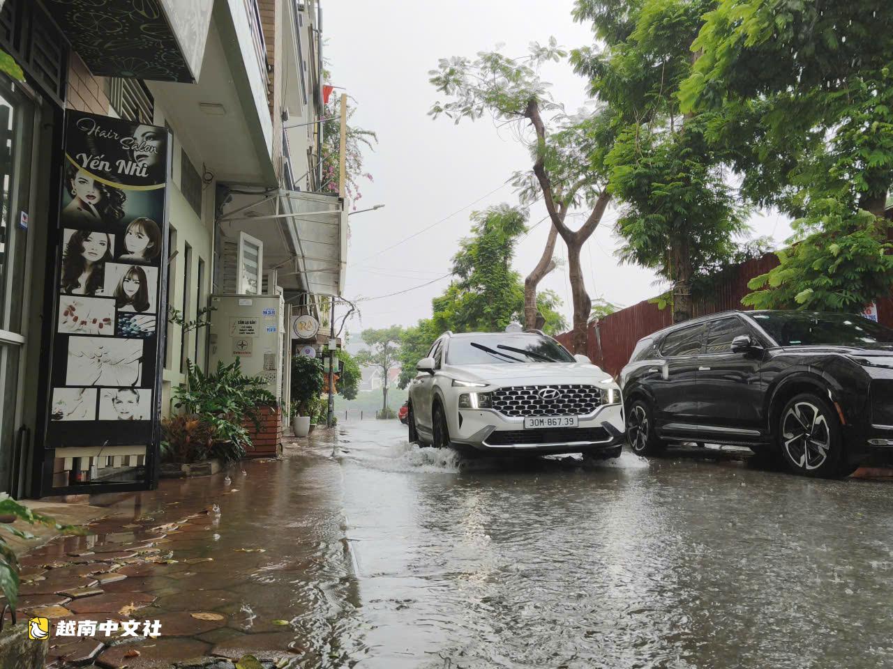 越南河內市中心中午前烏雲壓境,出現陣雨伴雷電