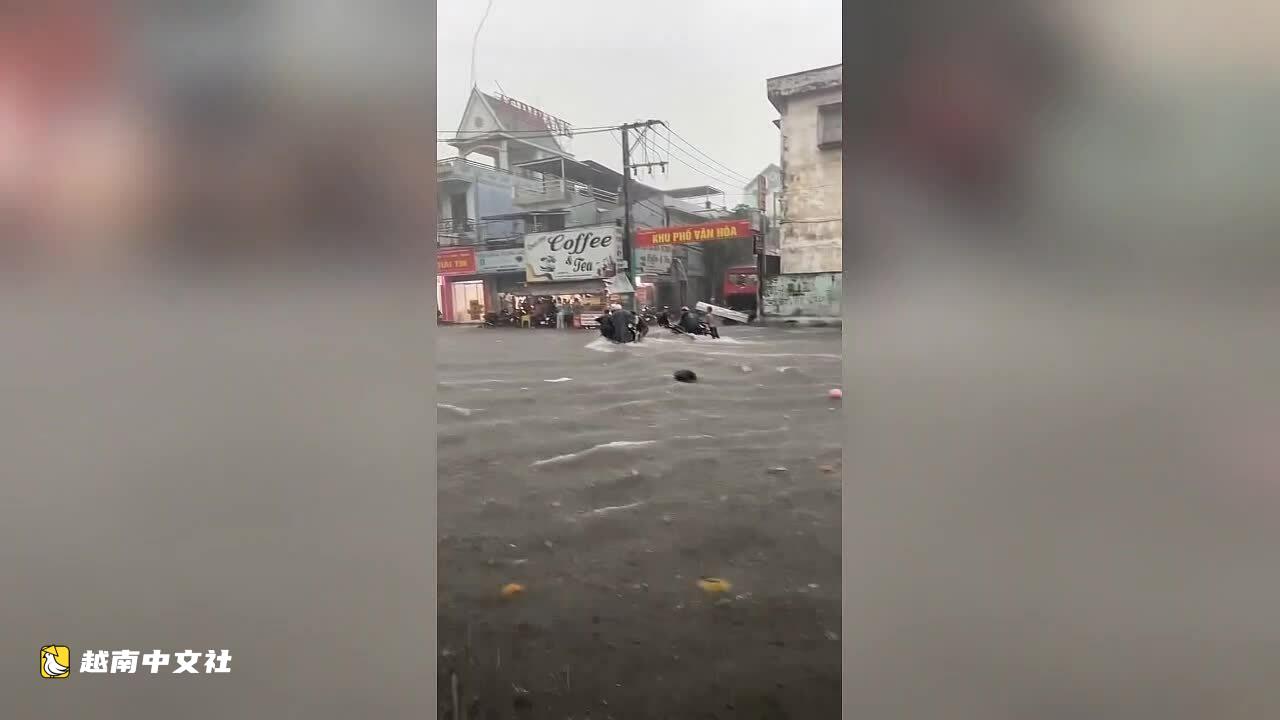 越南一女司機疑因汽車被洪水衝下溪流失蹤