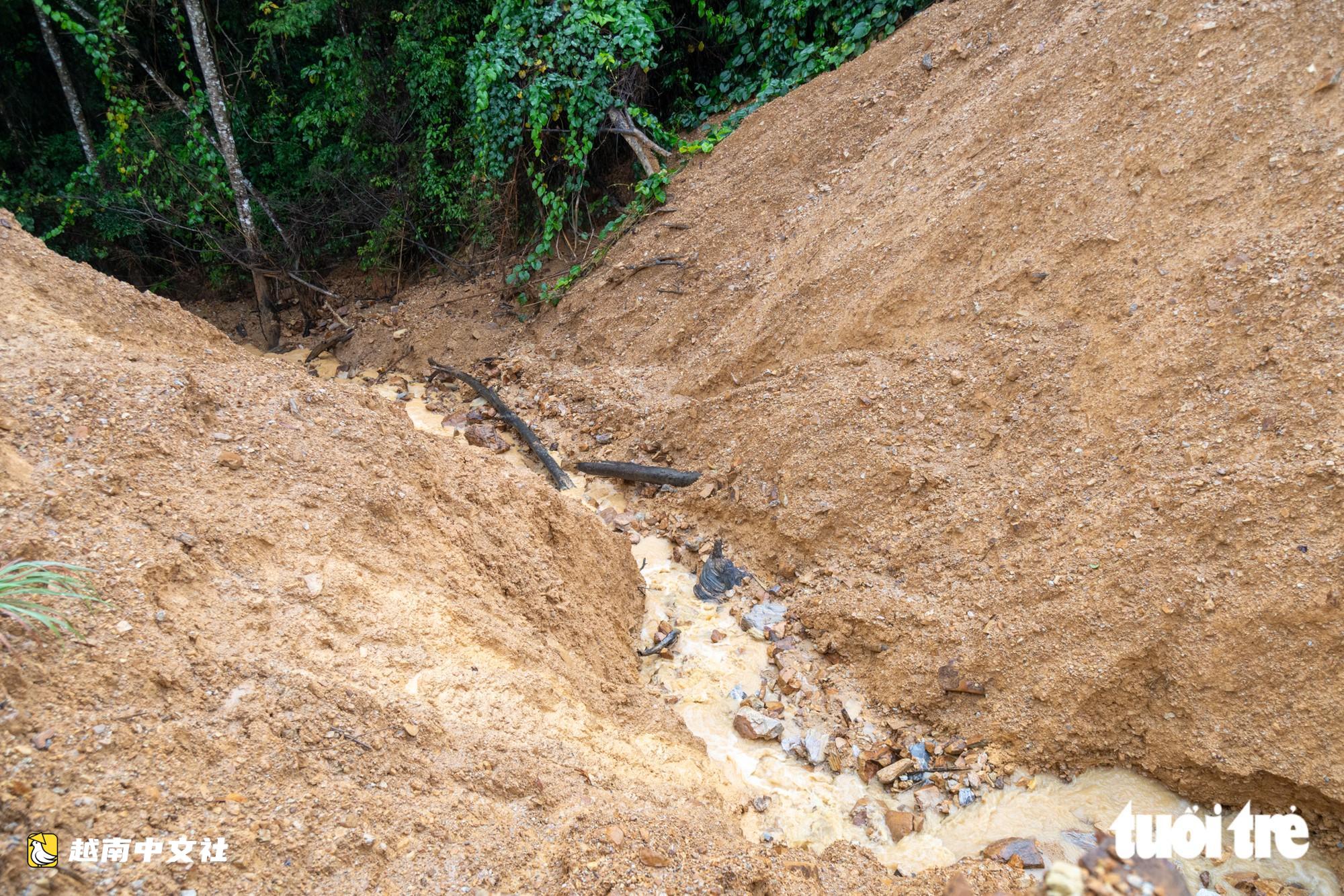 越南耗資1000億越盾的救援道路剛投入使用便在雨後損毀嚴重
