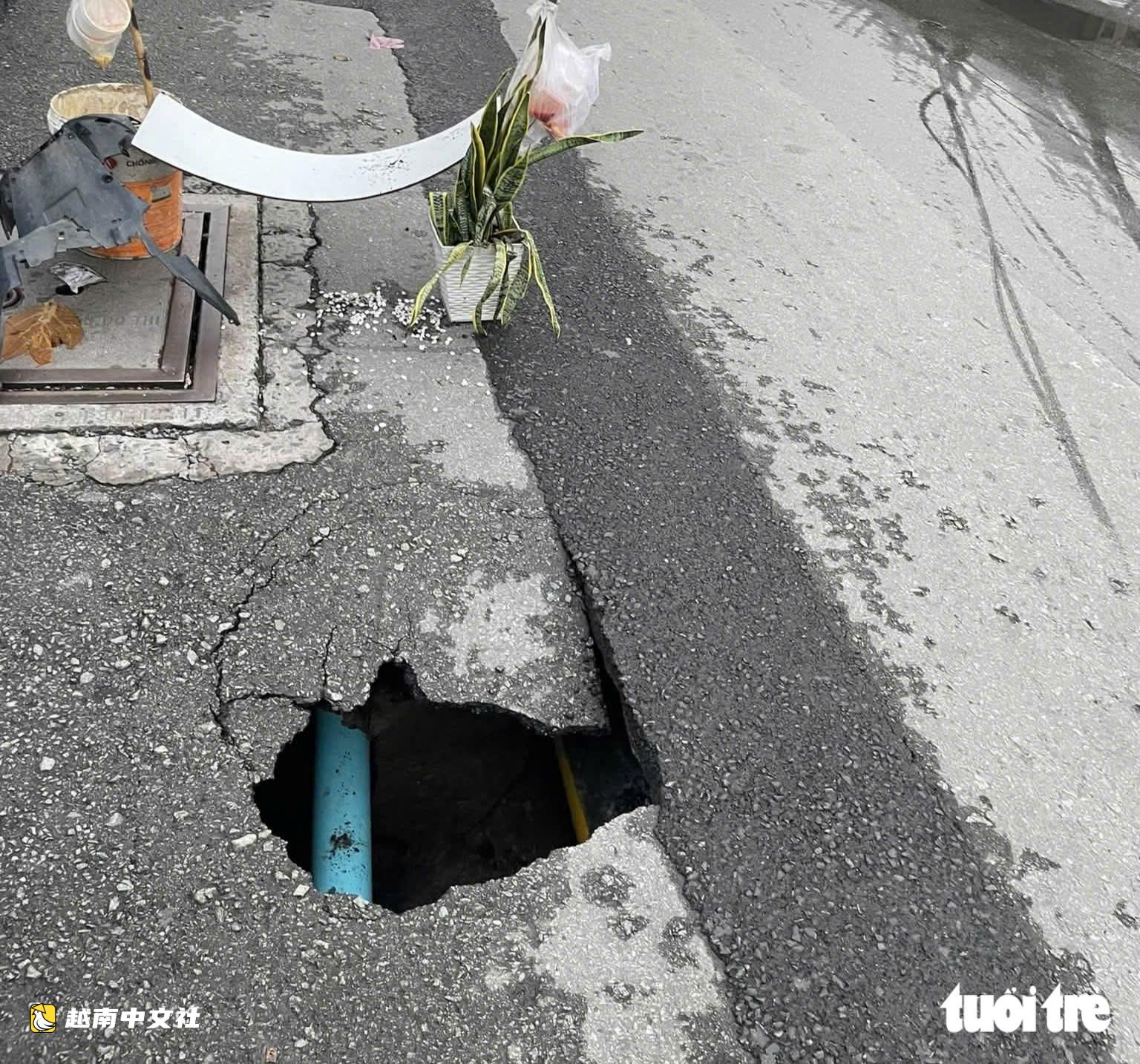 越南胡志明市學校附近雨後出現“死亡陷坑”,正緊急搶修
