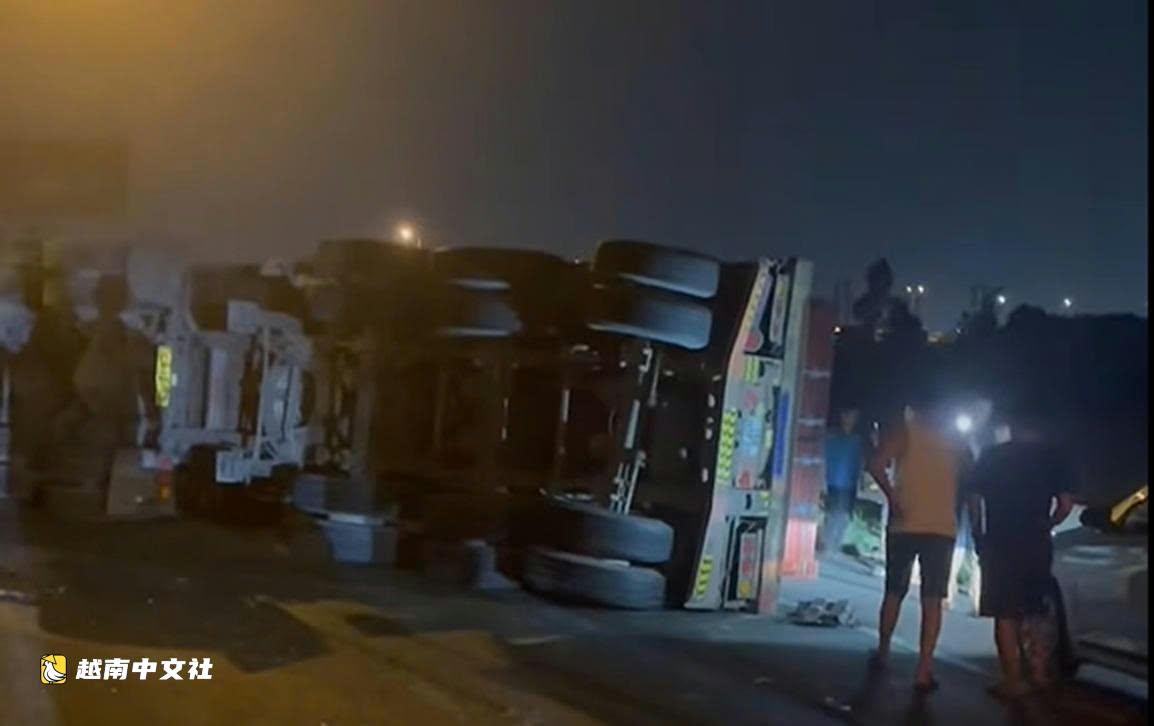 越南海防:運載混凝土樁卡車側翻引發連環車禍,5號國道雙向擁堵