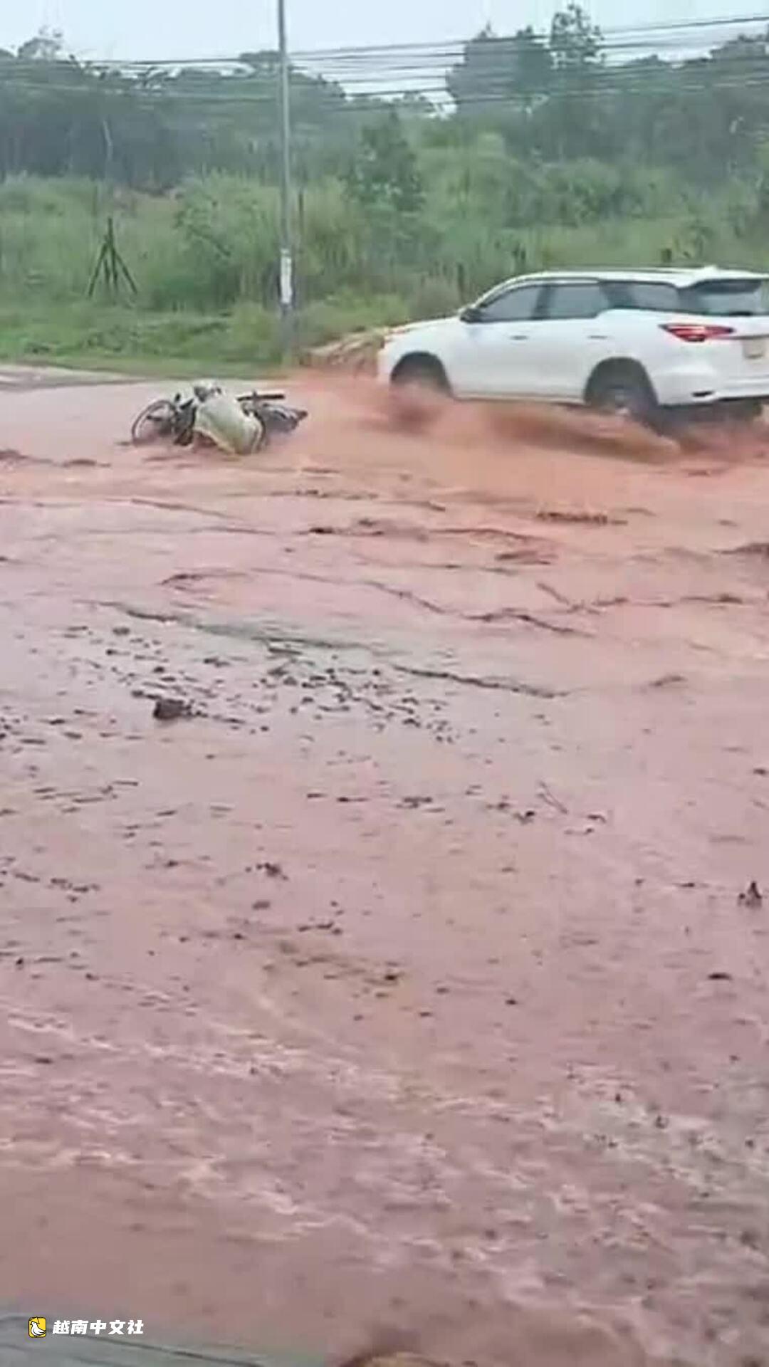 越南美奈門戶道路遭紅沙傾瀉
