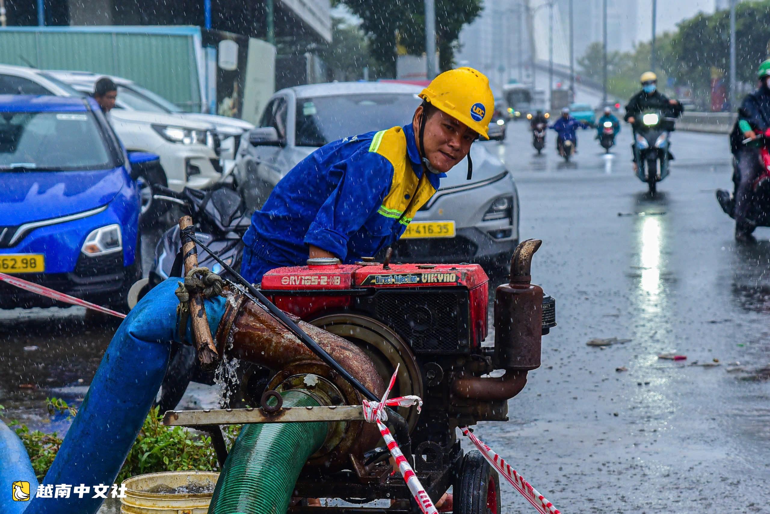 越南胡志明市守添一側巴山橋橋腳積水,排水人員抽水“解救”
