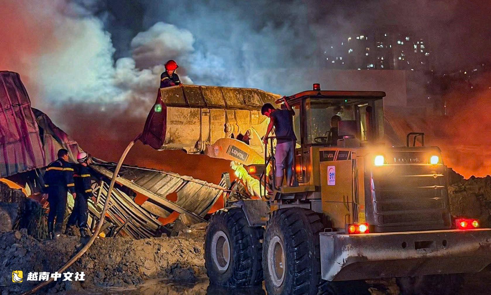 河內升龍大道附近數百平方米廠區起火,黑煙滾滾數十米高