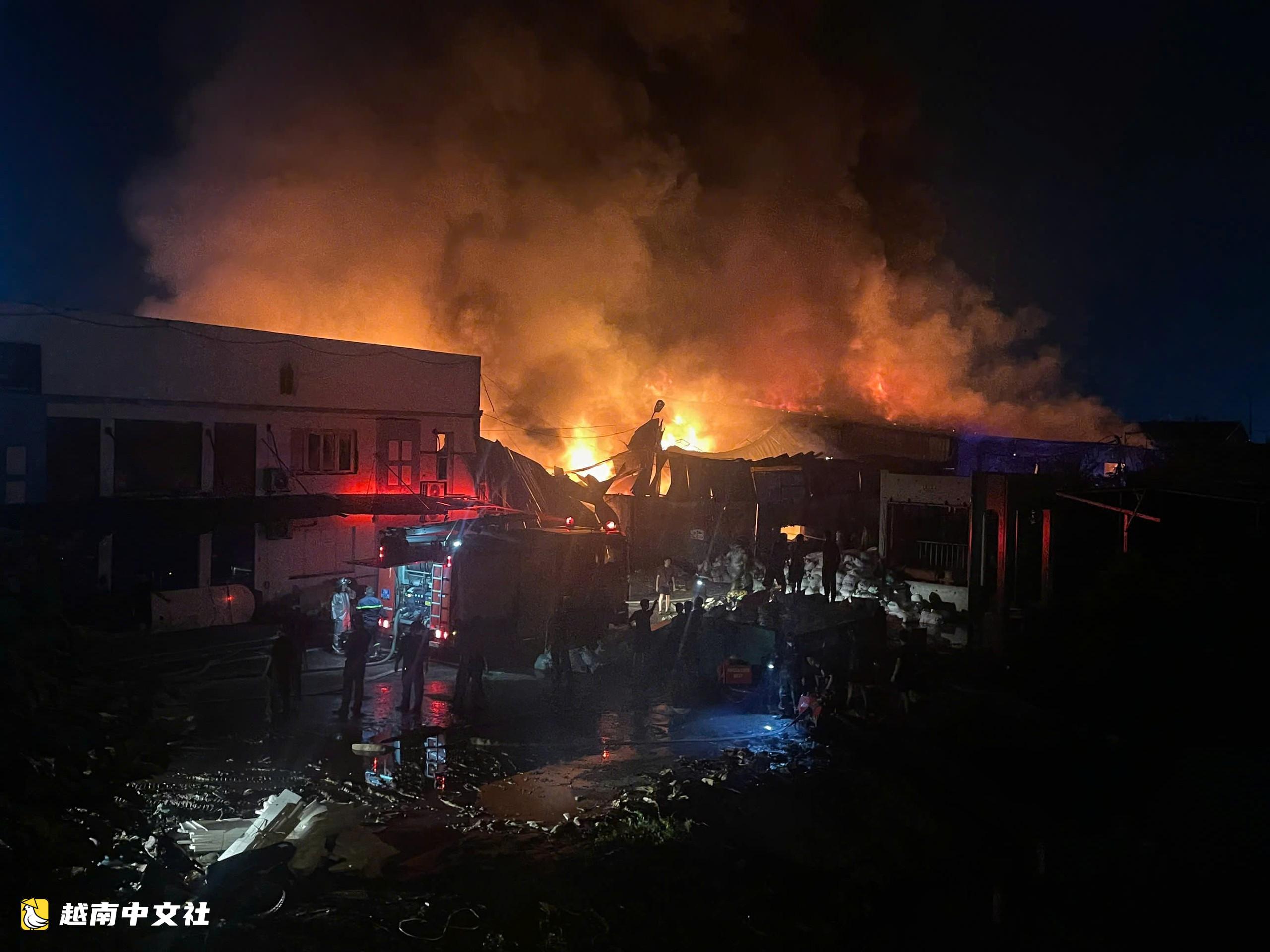 河內升龍大道附近數百平方米廠區起火,黑煙滾滾數十米高