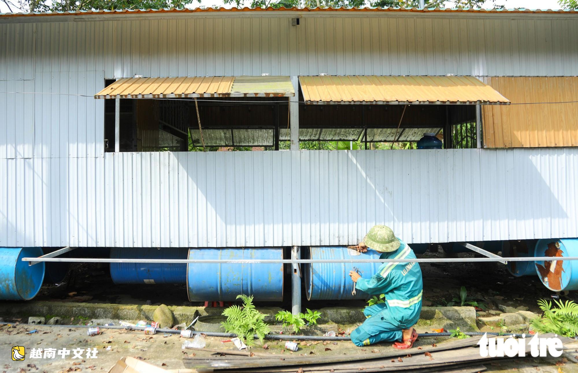雨季來臨前，越南廣治省旅遊村修繕隨洪水漲落的浮屋