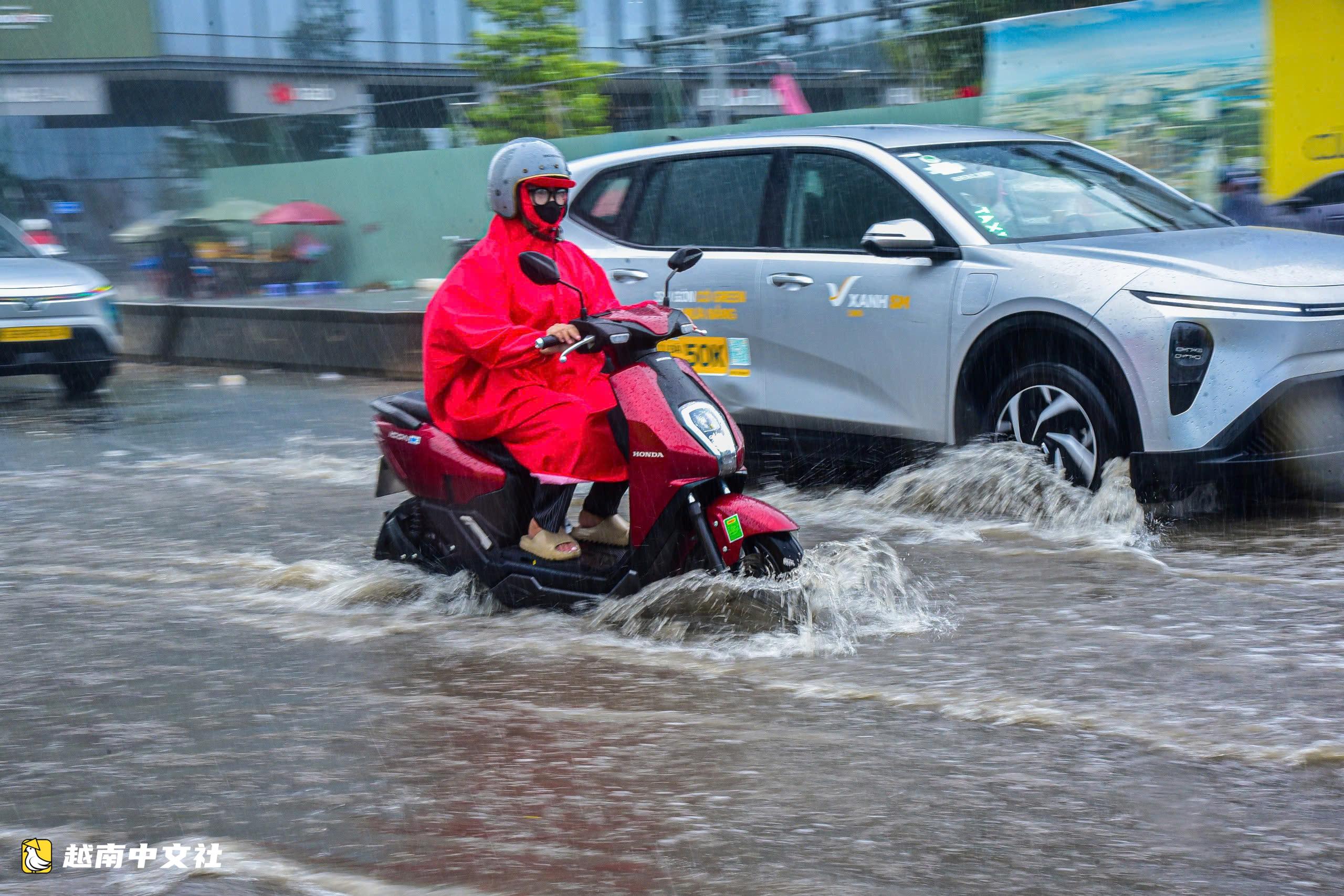 越南胡志明市守添一側巴山橋橋腳積水,排水人員抽水“解救”