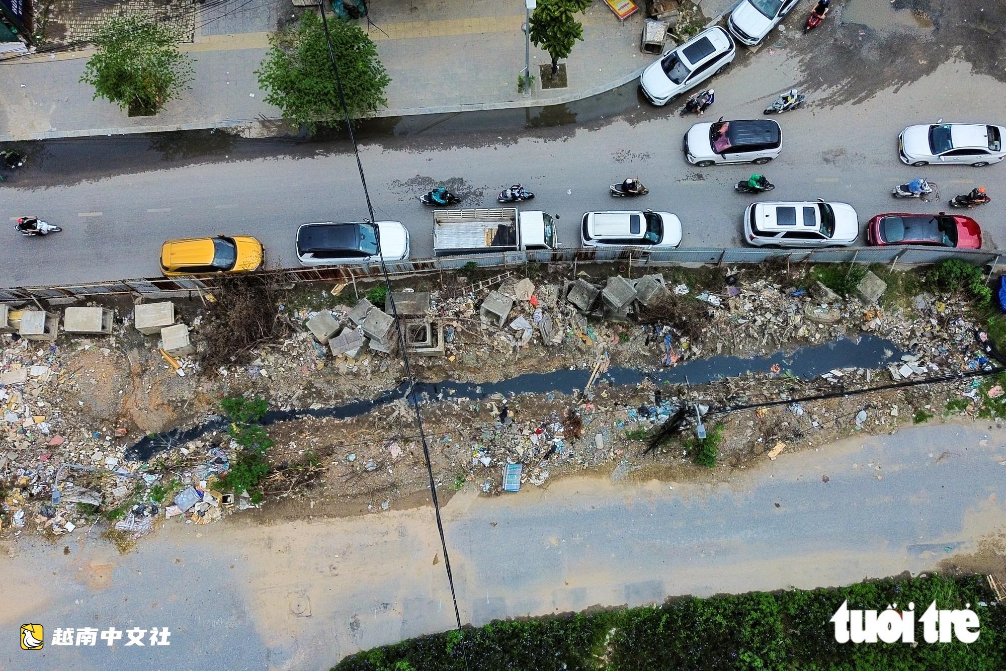 越南河內一道路施工地淪為垃圾場