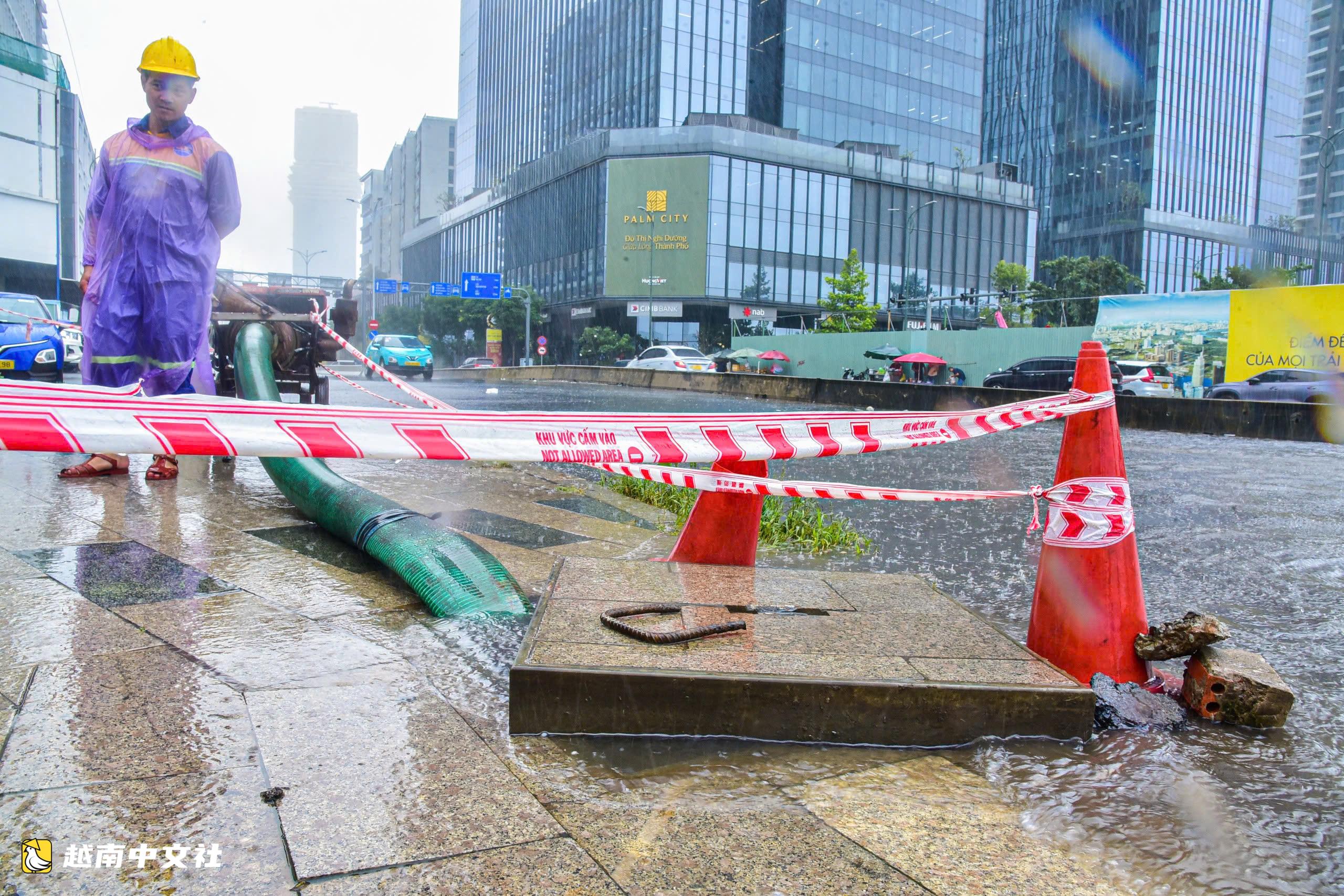 越南胡志明市守添一側巴山橋橋腳積水,排水人員抽水“解救”