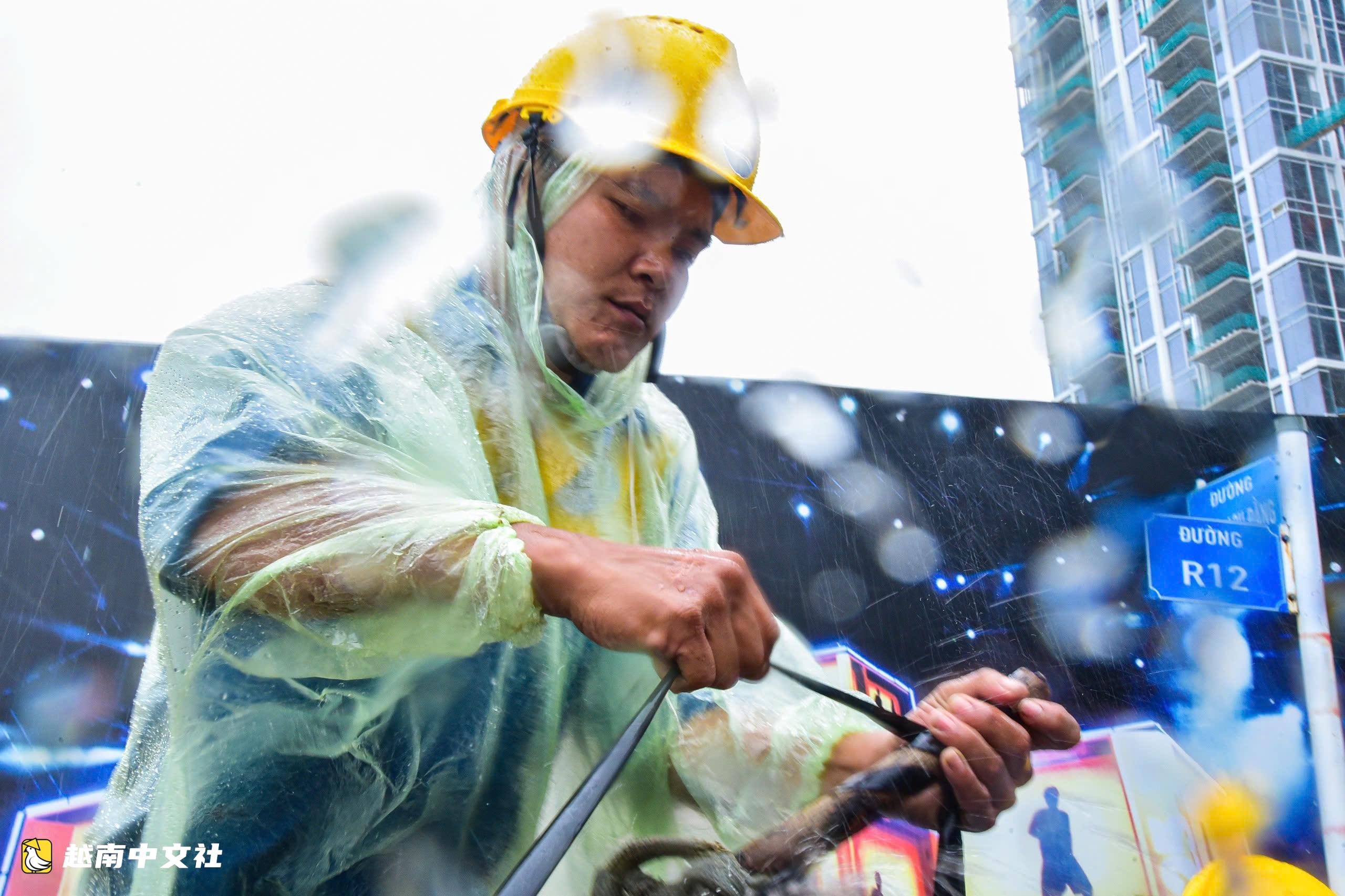 越南胡志明市守添一側巴山橋橋腳積水,排水人員抽水“解救”