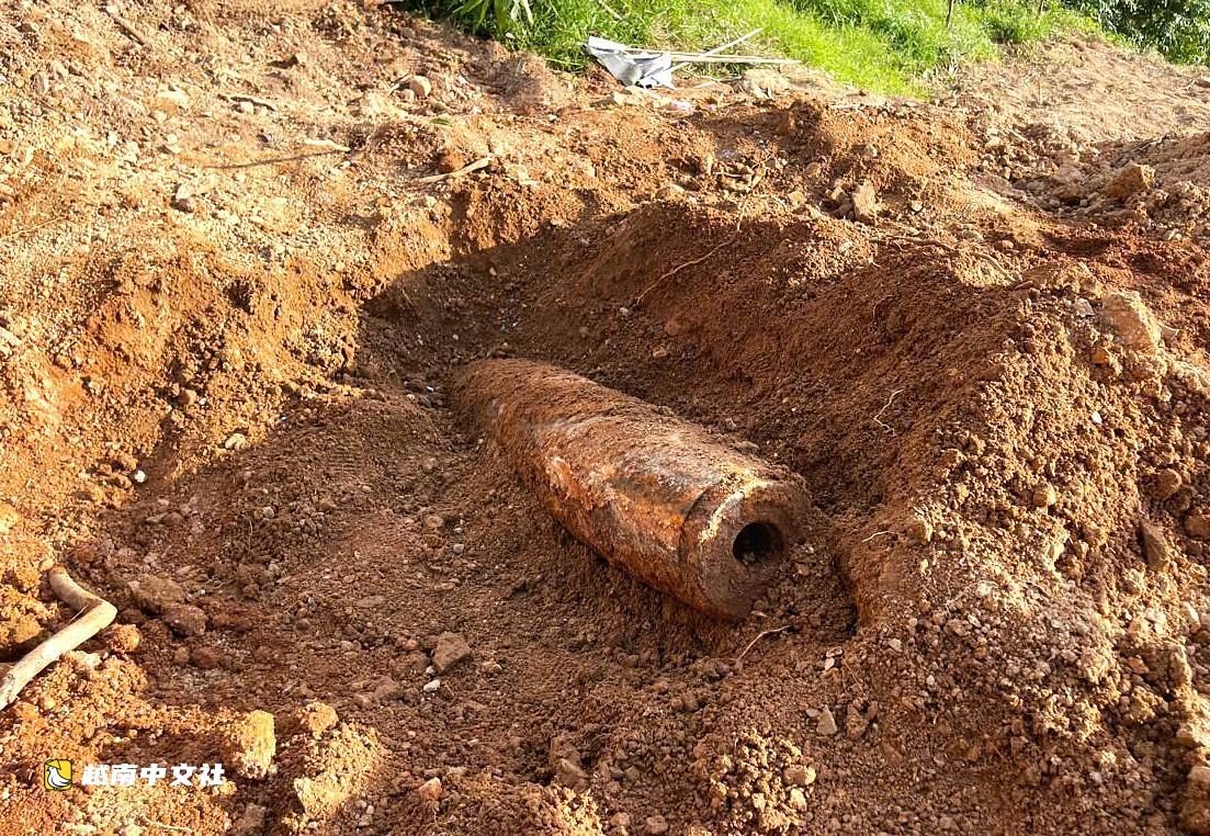 越南河靜省平整土地建墓地時發現一枚長逾1.5米、重240公斤的炸彈