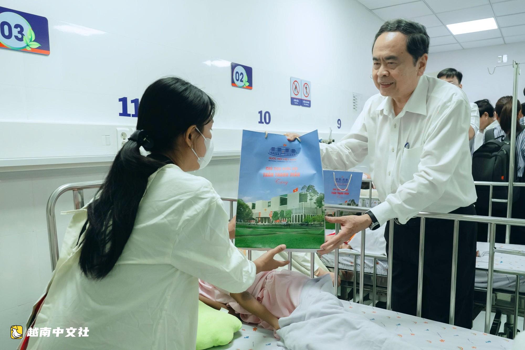 越南國會主席陳清敏探望胡志明市兒童醫院1院患兒並贈送禮物