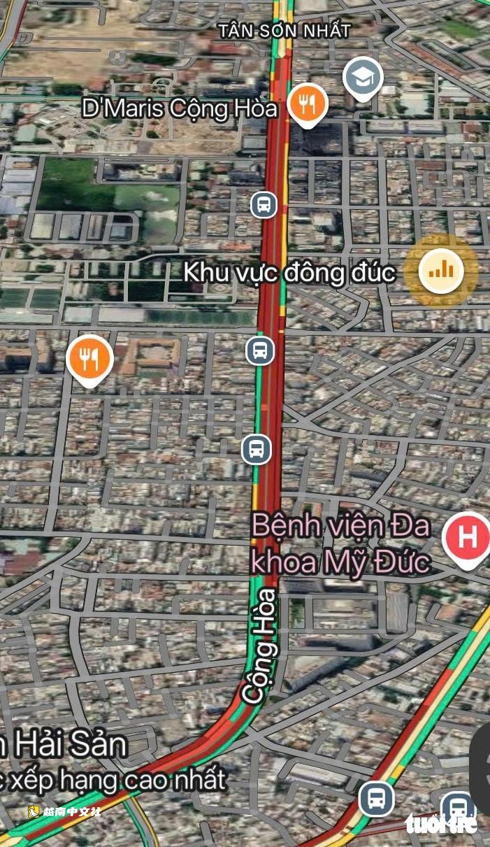 胡志明市共和路在9月25日晚降雨後持續擁堵