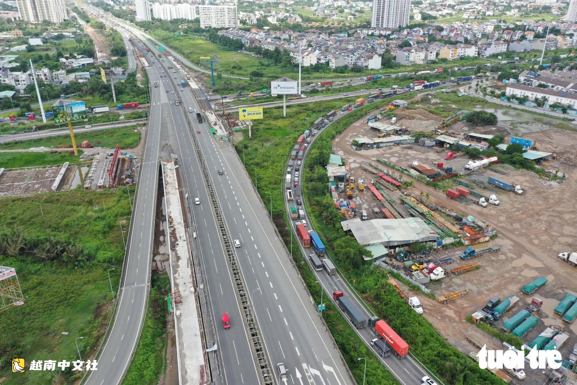 越南胡志明市武志公路維修,往吉萊港方向持續擁堵