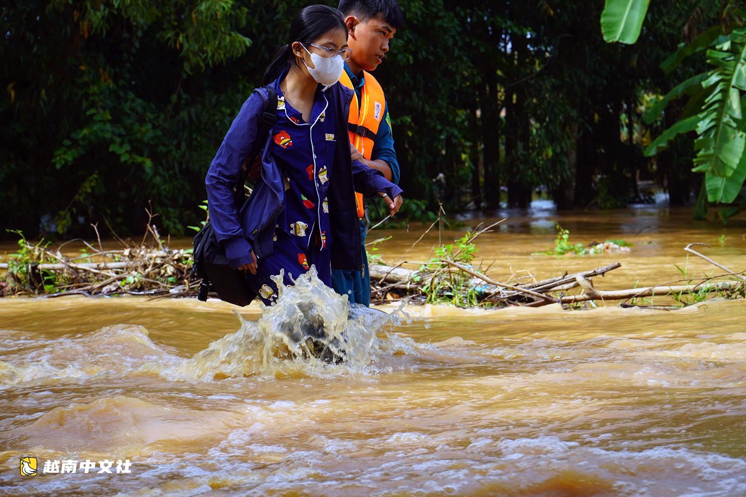 越南同奈連續暴雨洪水,要求設卡封鎖危險點並主動疏散民眾
