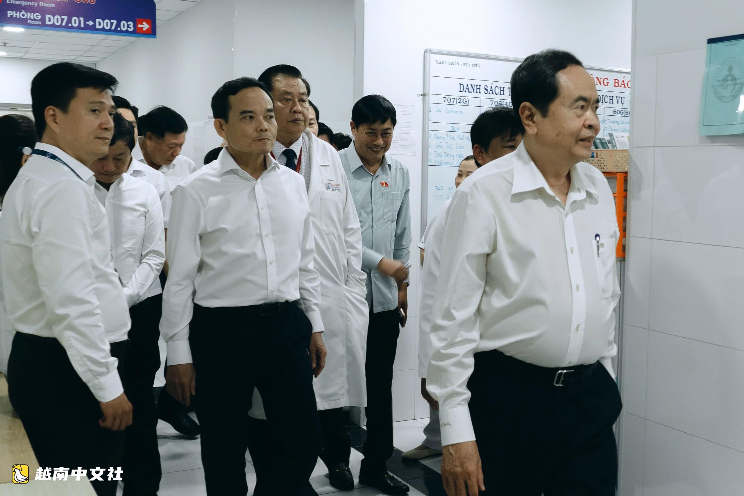 越南國會主席陳清敏探望胡志明市兒童醫院1院患兒並贈送禮物