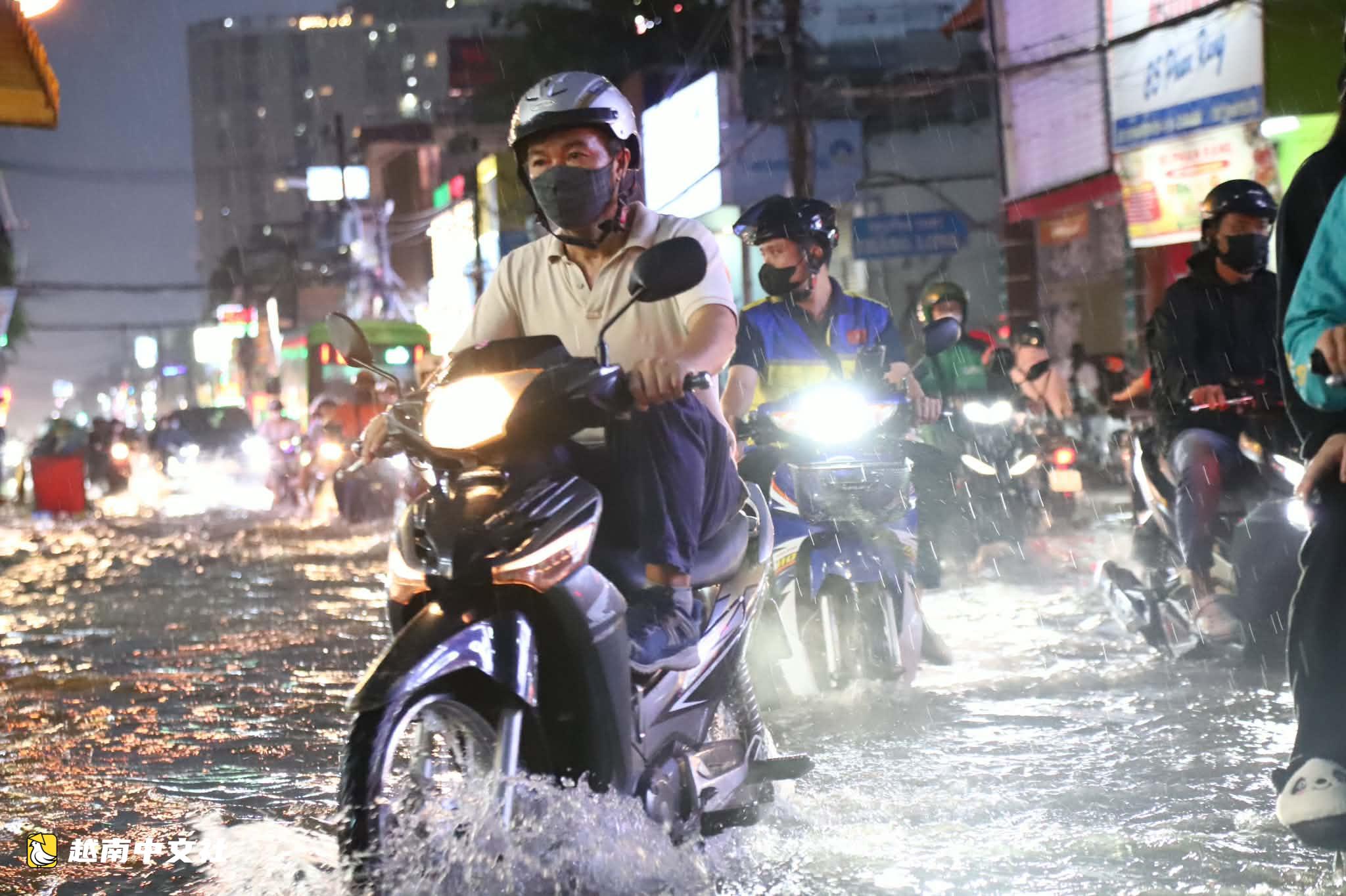 越南胡志明市阮文魁-黎文壽路口被淹,學生推車涉水回家