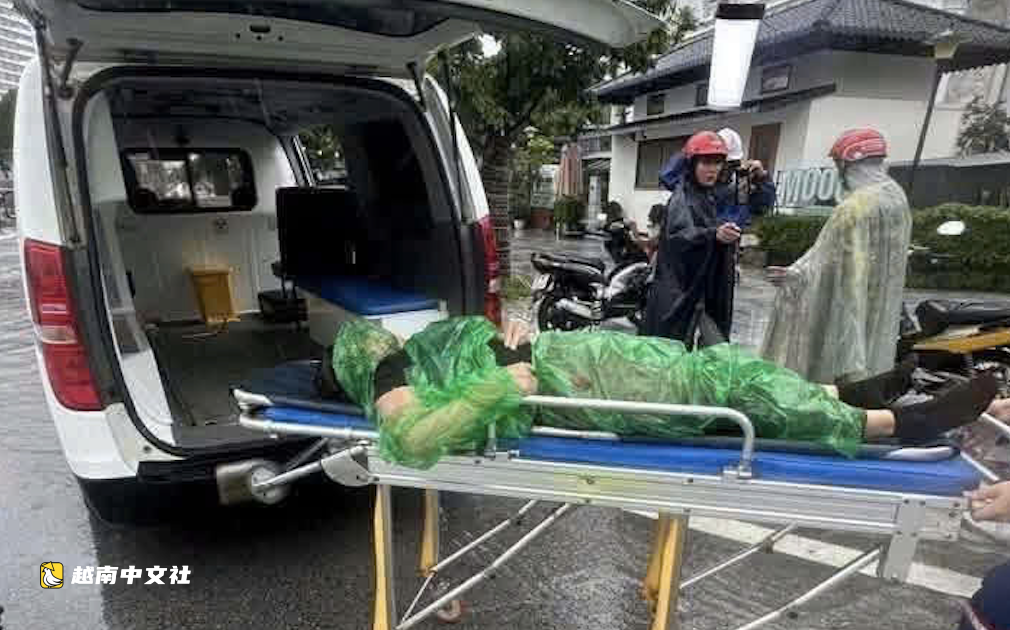 越南乂安省榮市一女子騎摩托車遭雷擊